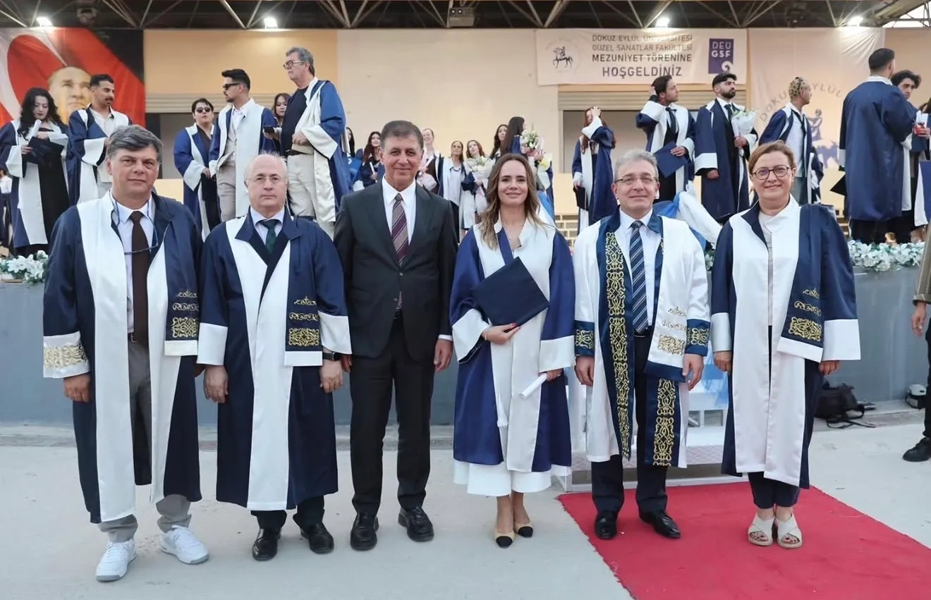 Öznur Tugay'ın mezuniyet sevinci: Başkan Tugay'dan çiçekli sürpriz kutlama