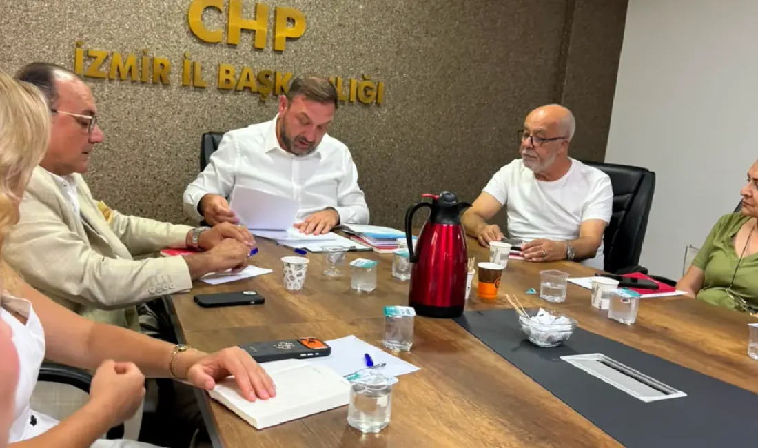 CHP İzmir'de Utku Gümrükçü başkanlığında olağanüstü toplanan il yönetim kurulu,