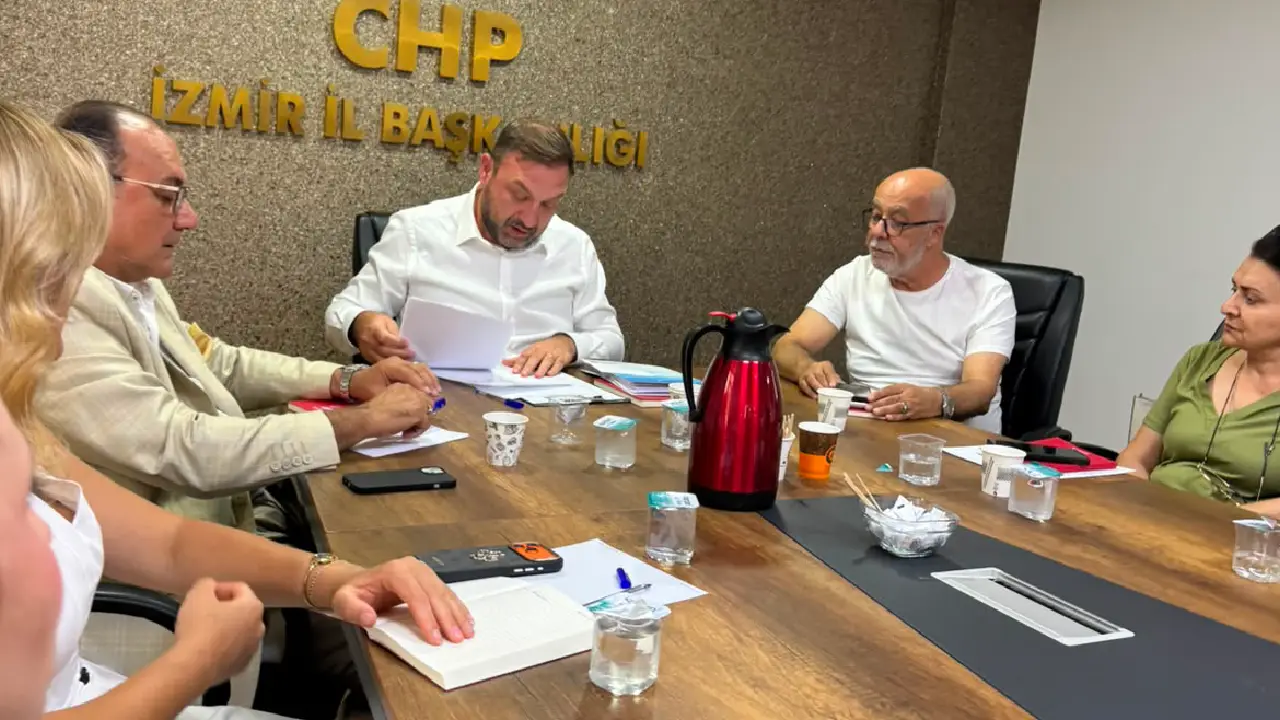 CHP İzmir il yönetiminden yeni kararlar: 2 görevden alma 4 yeni atama!