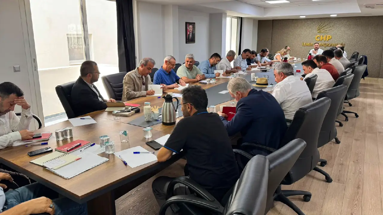 CHP İzmir il yönetiminden yeni kararlar: 2 görevden alma 4 yeni atama!