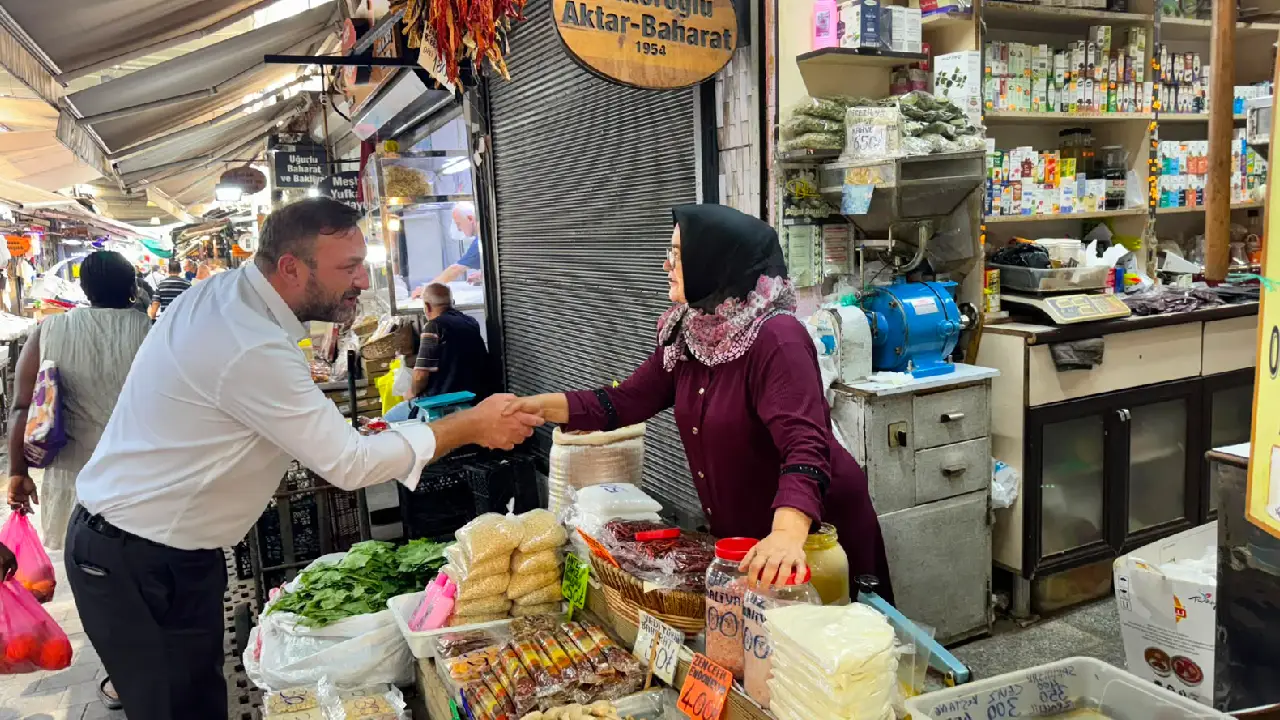 Gümrükçü mesajlarını sahadan verdi:  “Makamım sokaklardır kapımız herkese açık”