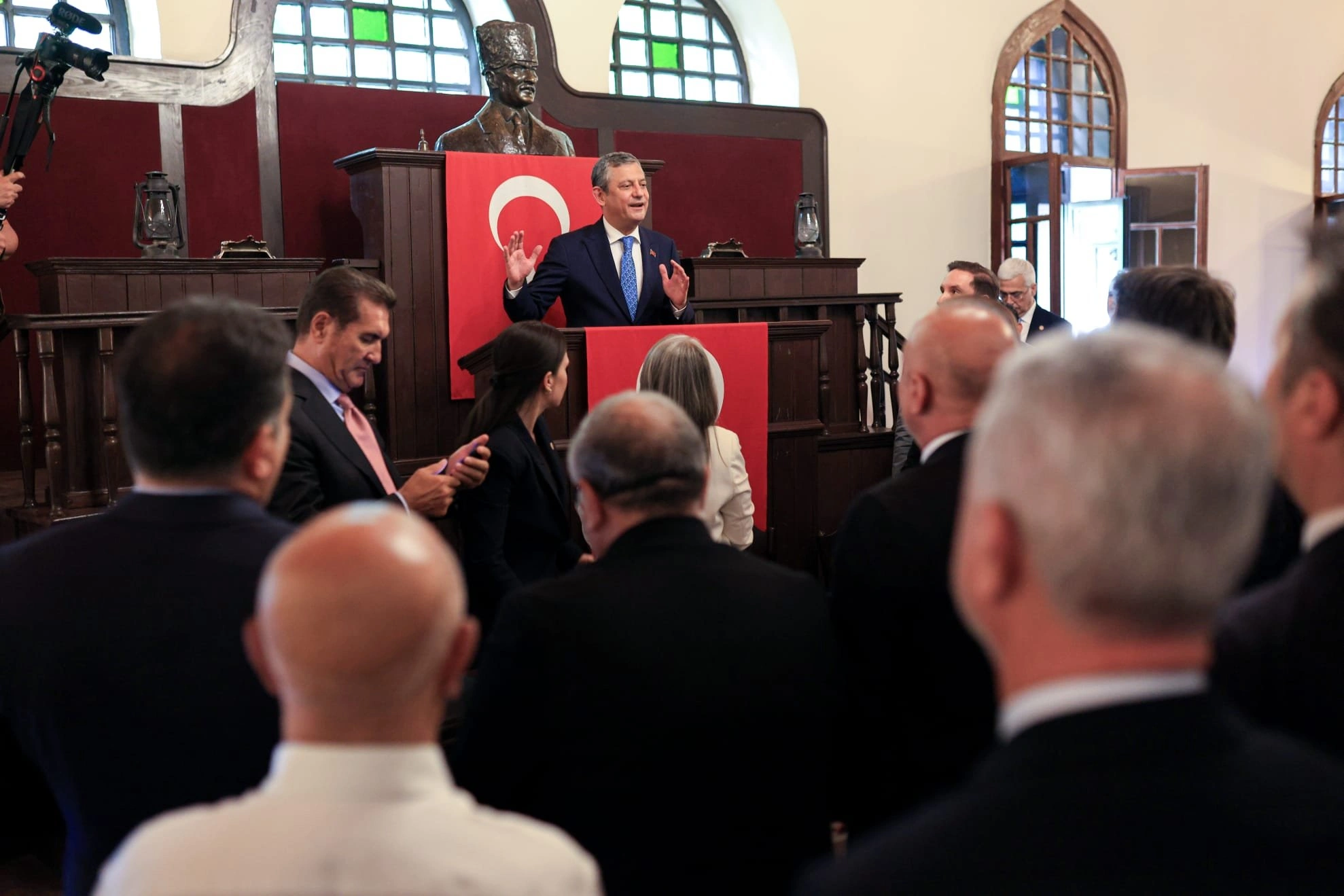 YENİ Parti'de tarihi zirve: Özgür Özel oy birliğiyle genel başkan seçildi