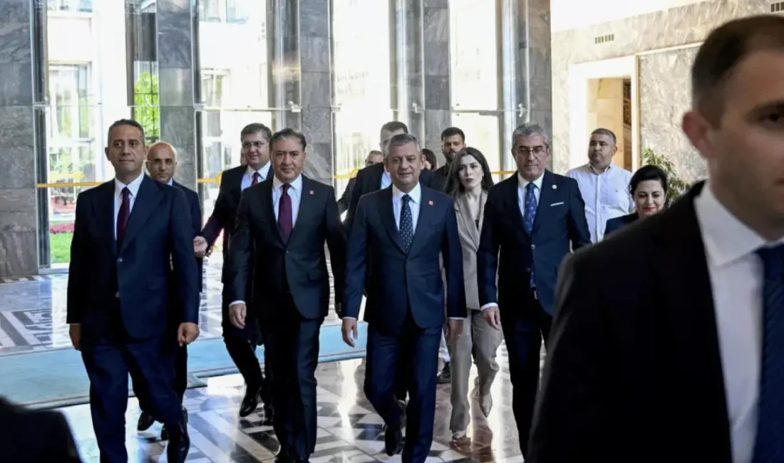 Özgür Özel ve beraberindeki 91 milletvekili CHP’den istifa ederek kurdukları
