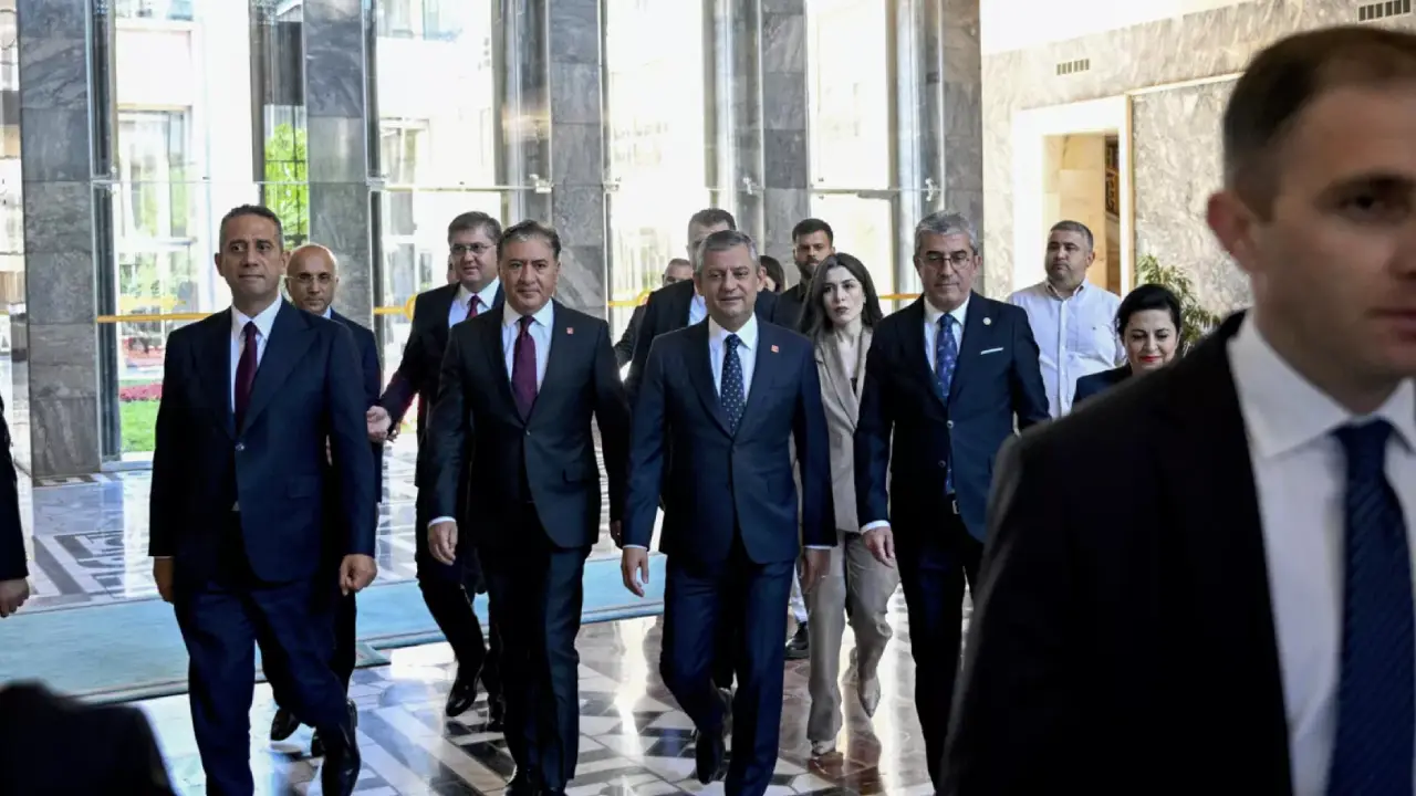 Özgür Özel ve beraberindeki 91 milletvekili CHP’den istifa ederek kurdukları