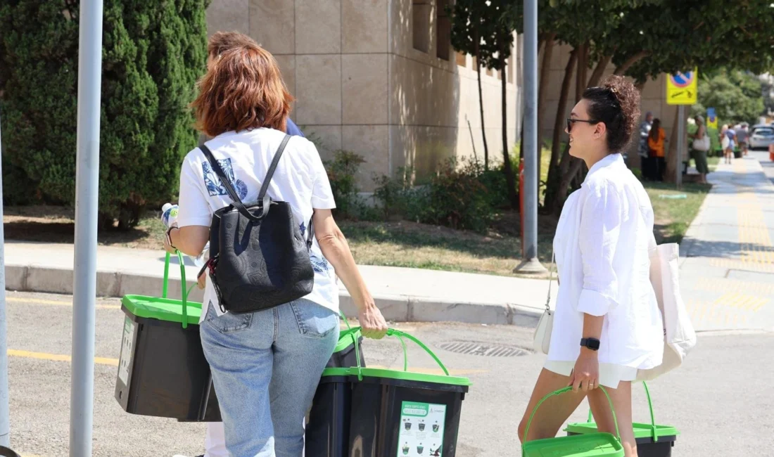 İzmir Büyükşehir Belediyesi'nin "Dönüşüme Evde Başla" projesinde bokaşi kompostu seti