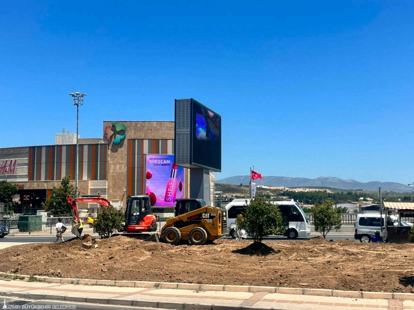 ESBAŞ Kavşağı rengarenk bir görünüme kavuştu