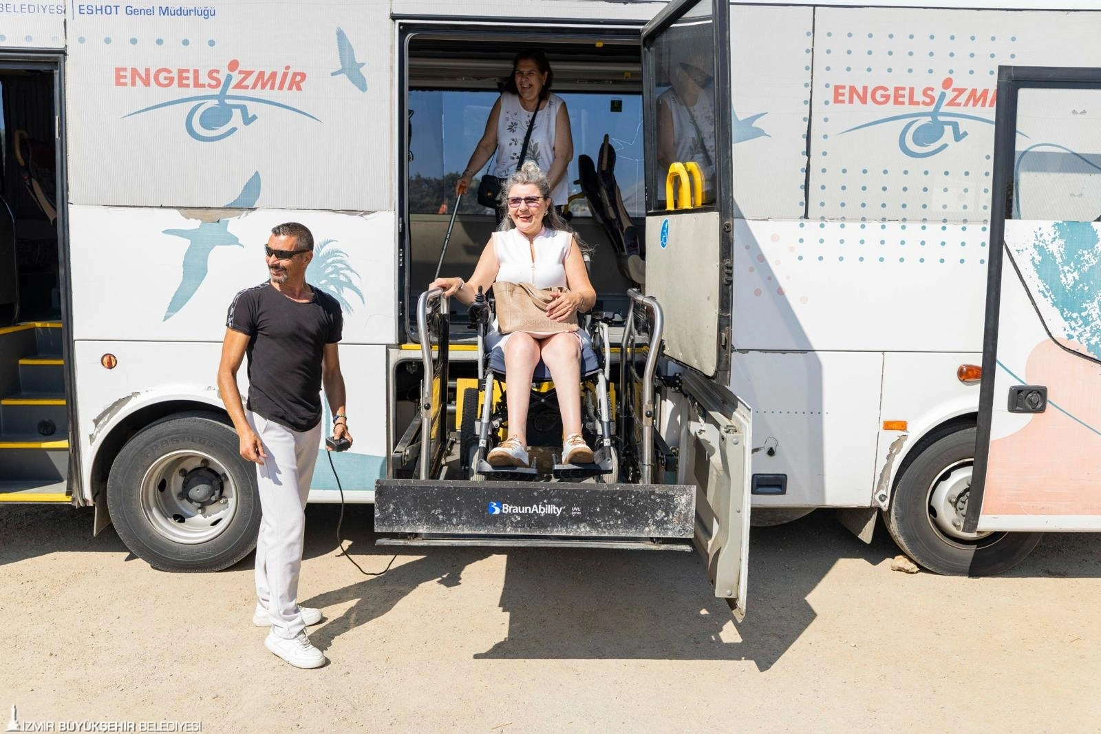 İzmir'de engeller denizde kalkıyor: Özgürlüğe kulaç attılar