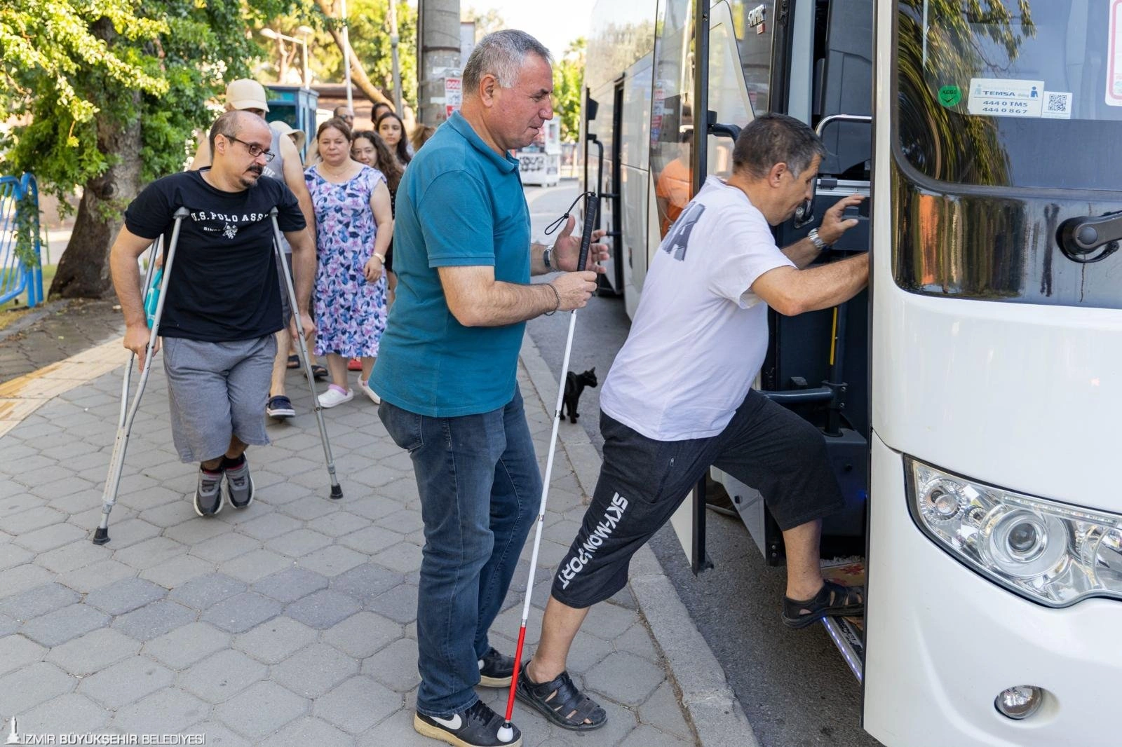 İzmir'de engeller denizde kalkıyor: Özgürlüğe kulaç attılar