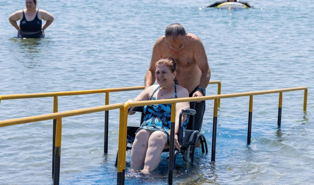 İzmir Büyükşehir Belediyesi, yaz aylarında farklı engel gruplarından yurttaşları denizle