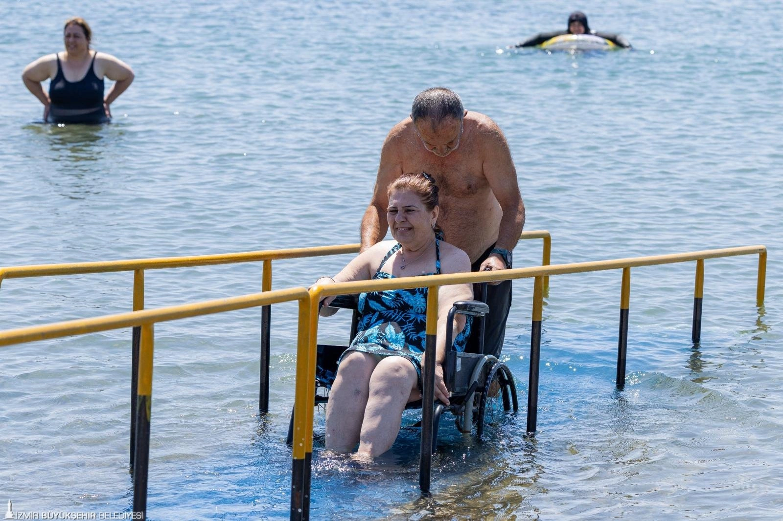 İzmir Büyükşehir Belediyesi, yaz aylarında farklı engel gruplarından yurttaşları denizle