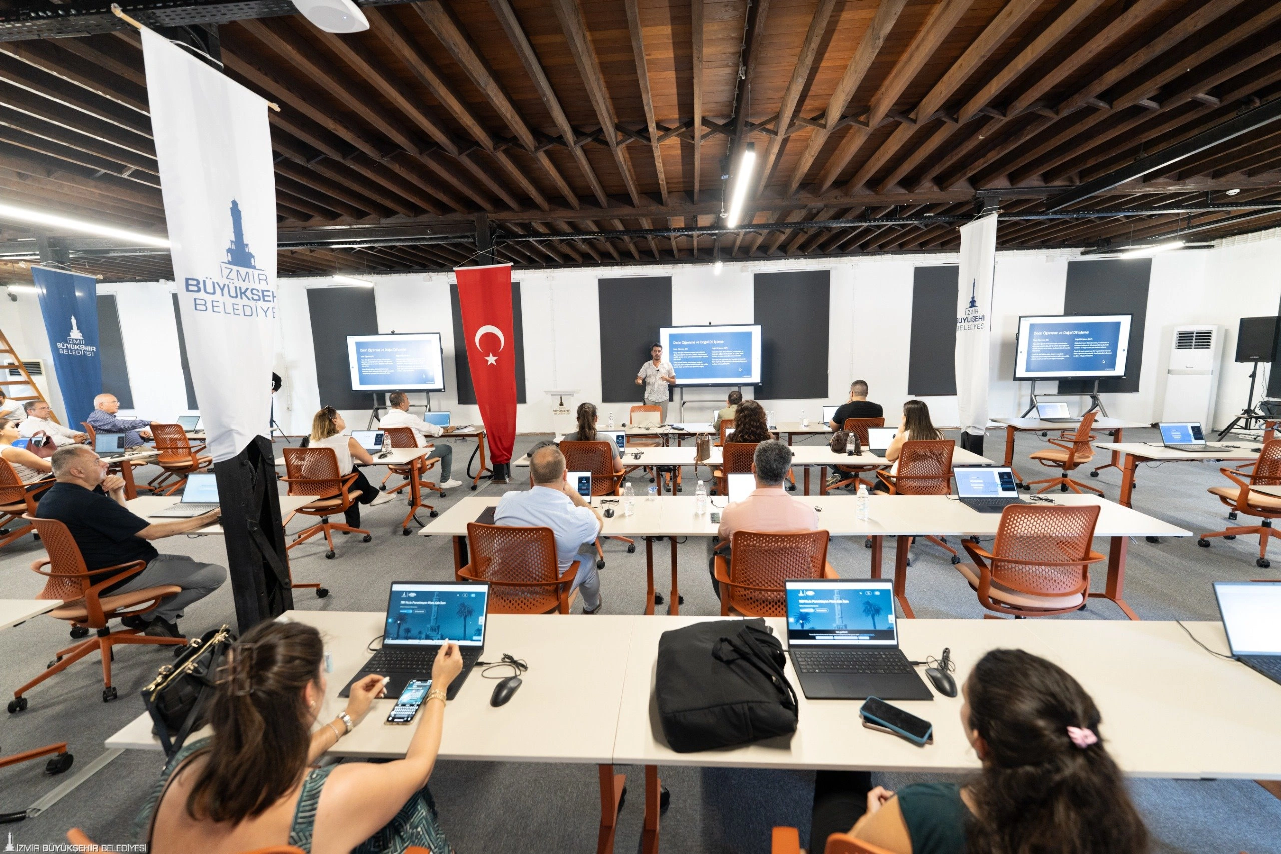 Büyükşehir’den esnaf temsilcilerine yapay zekâ eğitimi