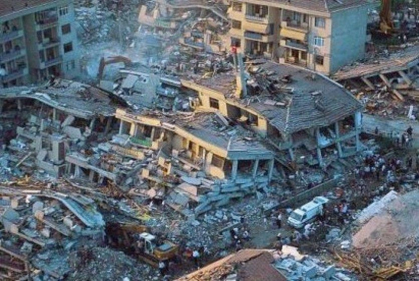 17 Ağustos 1999 Gölcük Depremi’nde enkaz başında günlerce uyumadan çalışan
