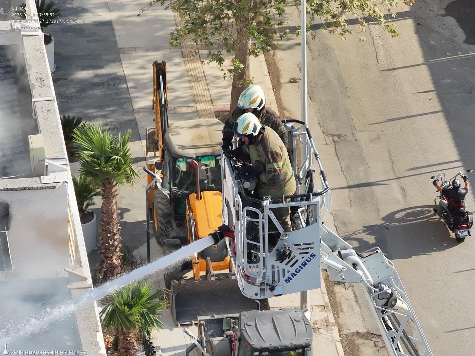 İzmir İtfaiyesi'nden 8 katlı binadaki yangına hızlı müdahale 3 İzmir İtfaiyesi'nden 8 katlı binadaki yangına hızlı müdahale