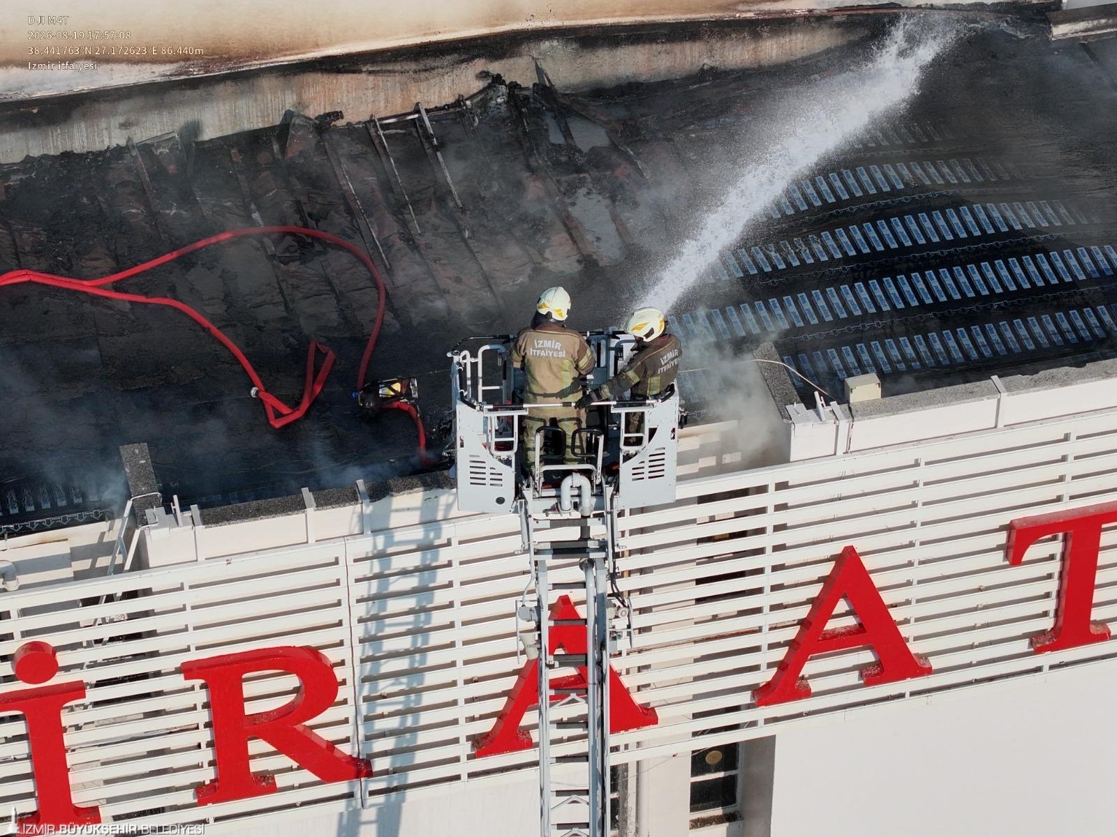 İzmir İtfaiyesi'nden 8 katlı binadaki yangına hızlı müdahale 4 İzmir İtfaiyesi'nden 8 katlı binadaki yangına hızlı müdahale