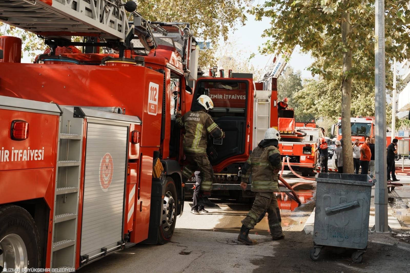 İzmir İtfaiyesi'nden 8 katlı binadaki yangına hızlı müdahale 2 İzmir İtfaiyesi'nden 8 katlı binadaki yangına hızlı müdahale