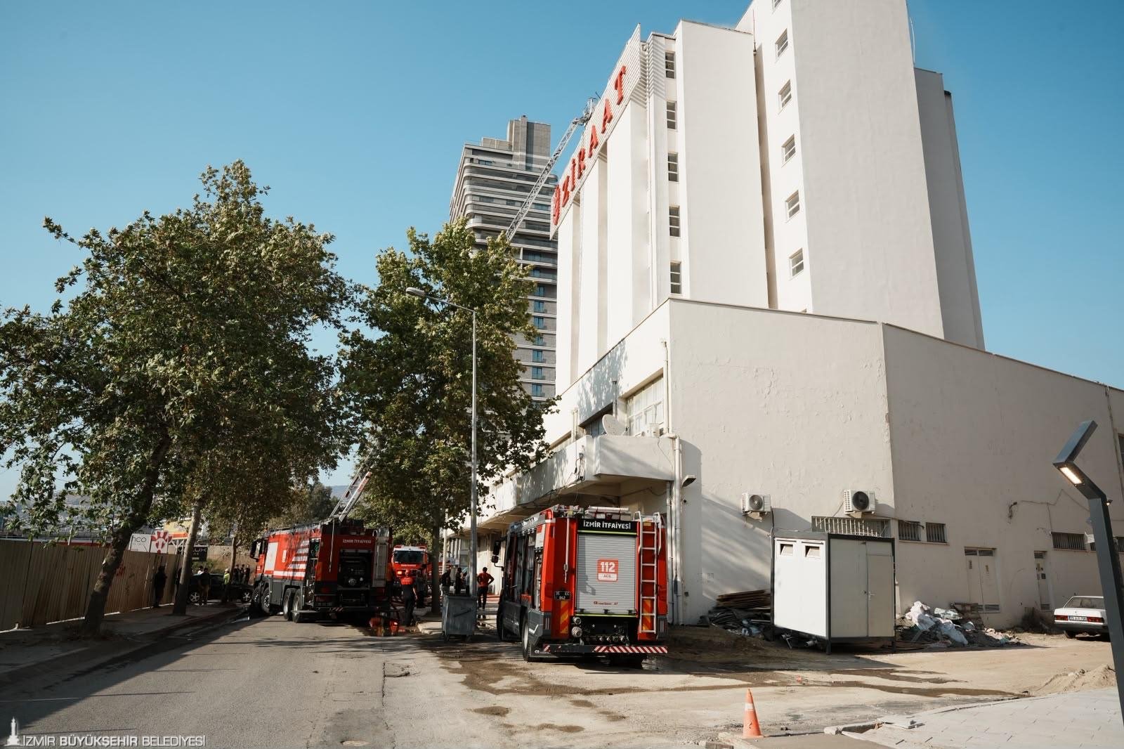 İzmir İtfaiyesi'nden 8 katlı binadaki yangına hızlı müdahale 1 İzmir İtfaiyesi'nden 8 katlı binadaki yangına hızlı müdahale