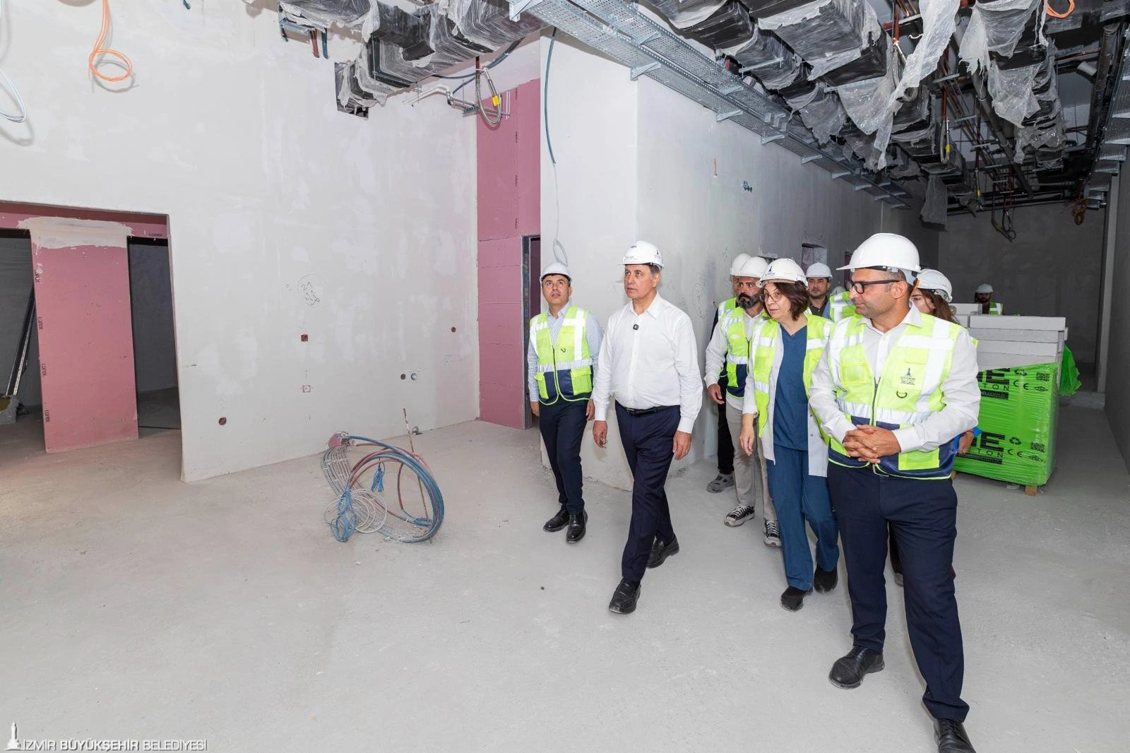 Eşrefpaşa'da hasta kabülü 2027'de: “Her şeyin yolunda olduğunu görmekten mutluyum”