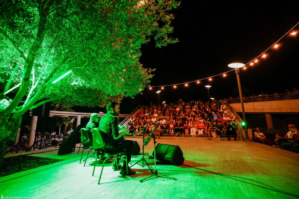 Zeytin ağacının altında “Gece Makamı” ezgileri