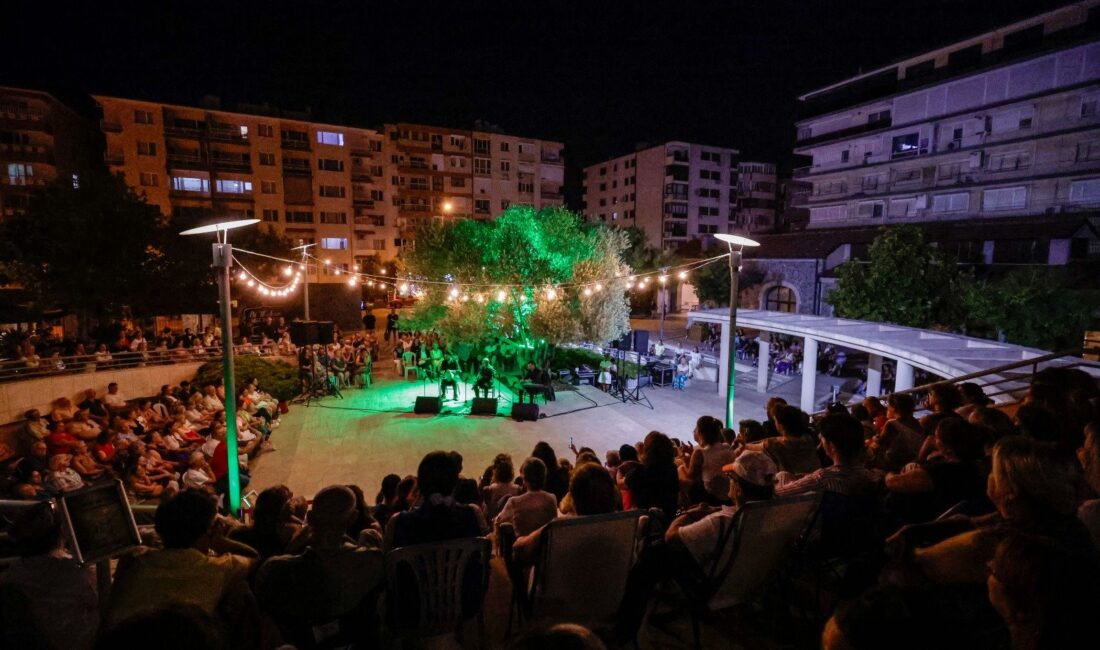 İzmir Büyükşehir Belediyesi AASSM'de gerçekleşen "Zeytin Altı" konserlerinde Türk Sanat