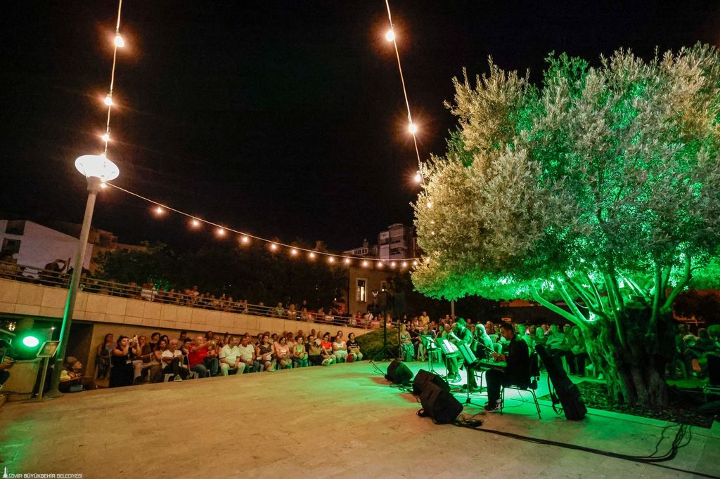 Zeytin ağacının altında “Gece Makamı” ezgileri