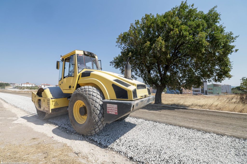 Bergama’da yollar yenileniyor, ulaşım daha güvenli hale geliyor: Tozdan geçilmiyordu; şimdi mükemmel oldu