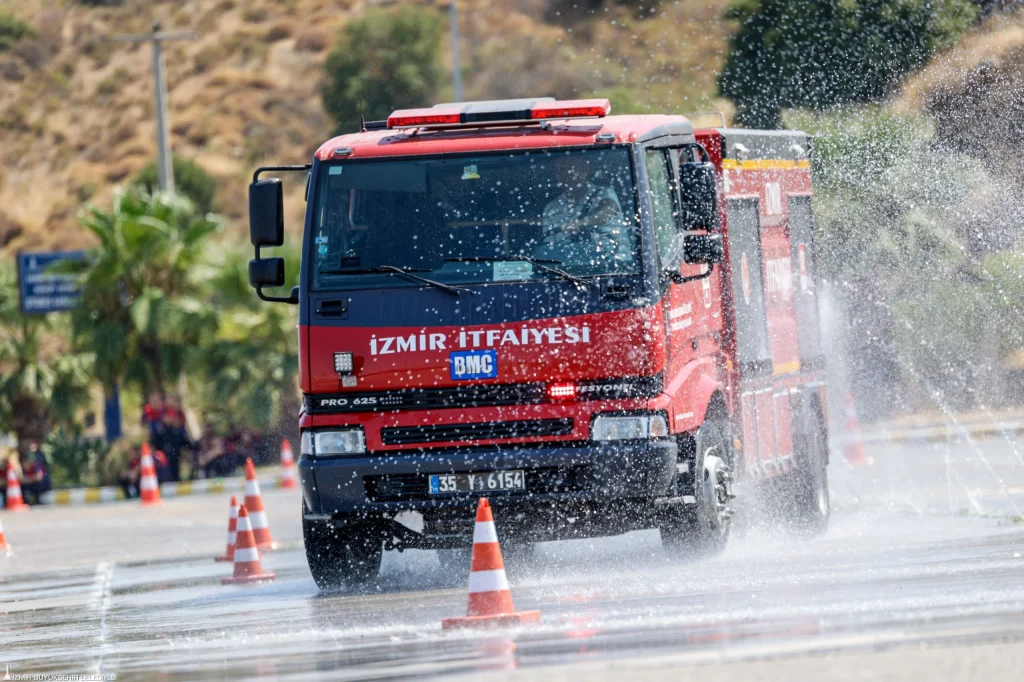 İzmir'in 25 yeni itfaiye şoförü zorlu parkurda: Her zeminde testlerden başarıyla geçtiler
