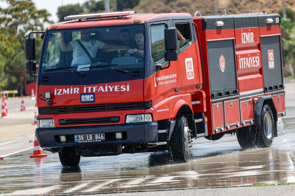 İzmir'in 25 yeni itfaiye şoförü zorlu parkurda: Her zeminde testlerden başarıyla geçtiler