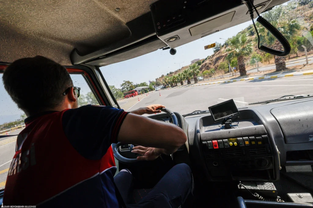 İzmir'in 25 yeni itfaiye şoförü zorlu parkurda: Her zeminde testlerden başarıyla geçtiler