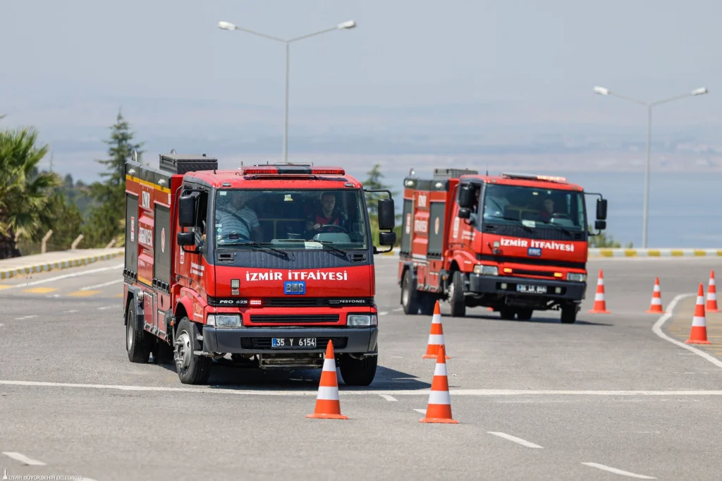 İzmir'in 25 yeni itfaiye şoförü zorlu parkurda: Her zeminde testlerden başarıyla geçtiler