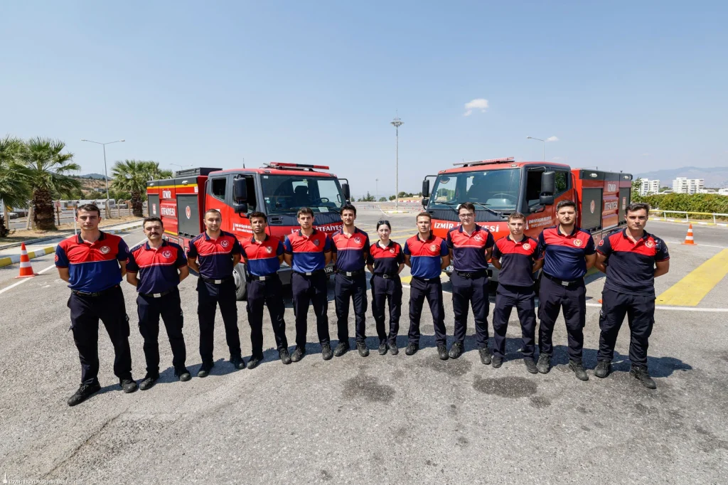 İzmir'in 25 yeni itfaiye şoförü zorlu parkurda: Her zeminde testlerden başarıyla geçtiler