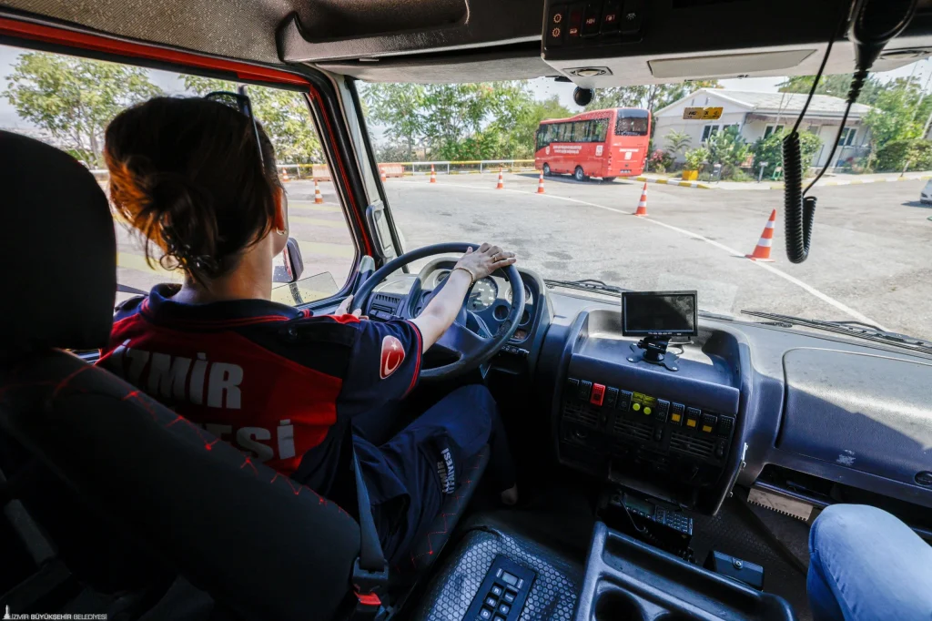 İzmir'in 25 yeni itfaiye şoförü zorlu parkurda: Her zeminde testlerden başarıyla geçtiler