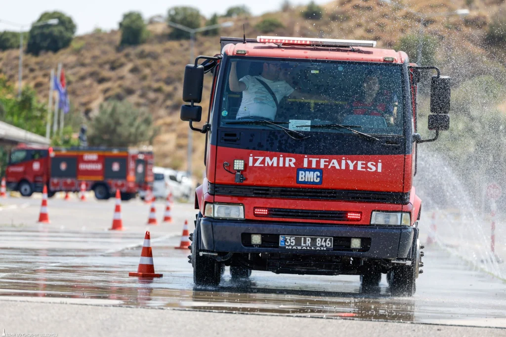 İzmir'in 25 yeni itfaiye şoförü zorlu parkurda: Her zeminde testlerden başarıyla geçtiler