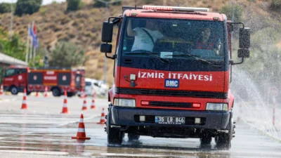 İzmir İtfaiyesi'nin yeni şoförleri, ıslak ve kuru zeminde ölümcül senaryolara