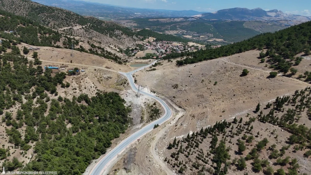 Kınık’ta 5 mahalleyi birbirine bağlayan yollar yenilendi