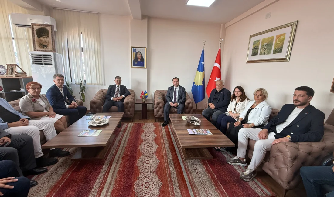 İzmir Büyükşehir Belediye Başkanı Cemil Tugay’ın Kosova temaslarında adeta diplomasi