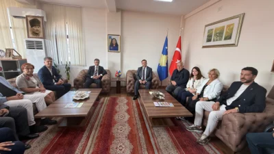 İzmir Büyükşehir Belediye Başkanı Cemil Tugay’ın Kosova temaslarında adeta diplomasi
