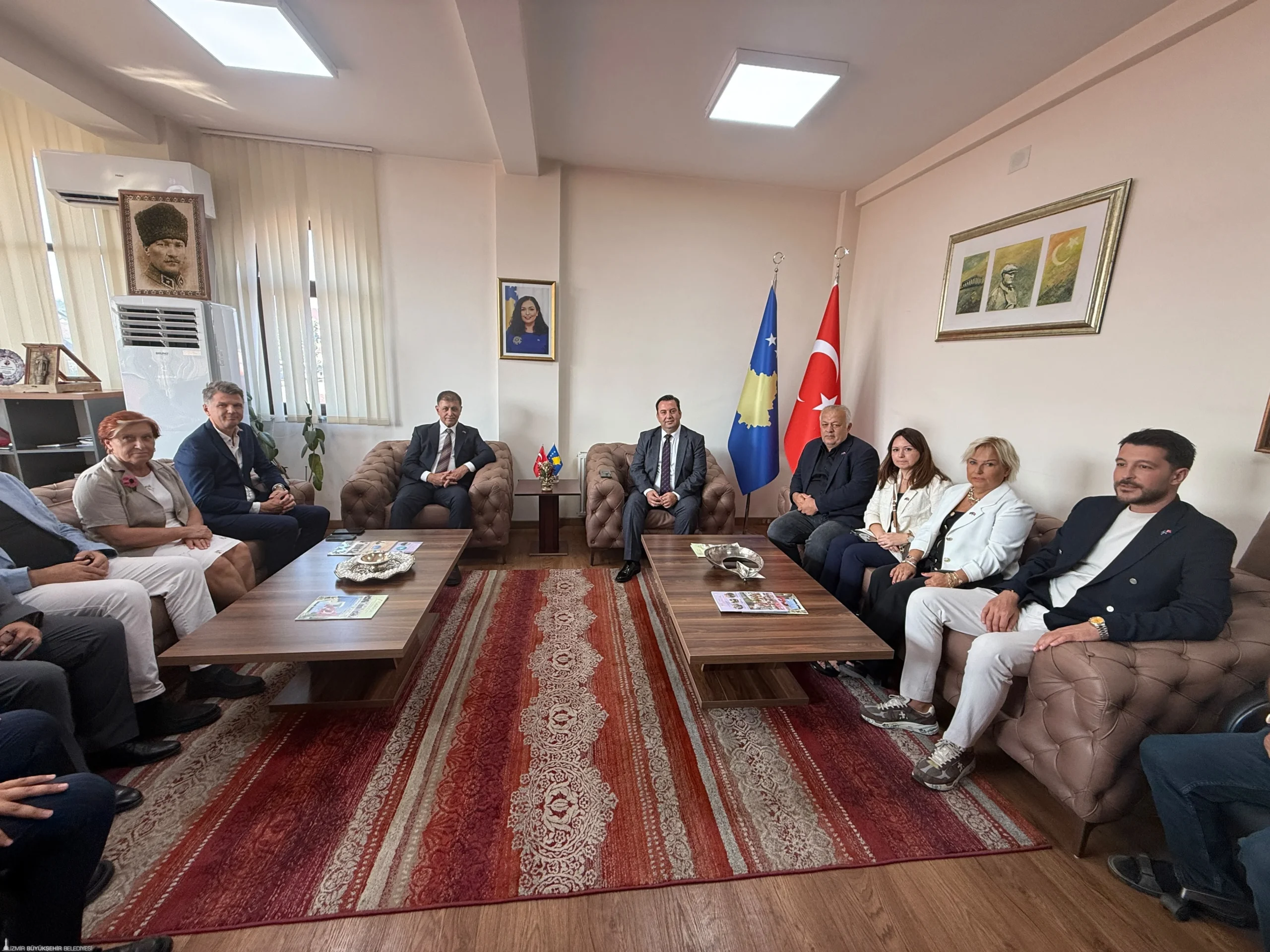 İzmir Büyükşehir Belediye Başkanı Cemil Tugay’ın Kosova temaslarında adeta diplomasi