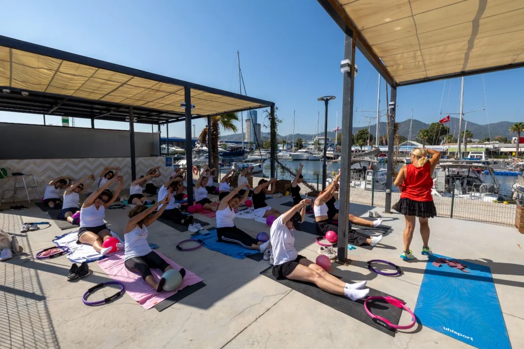 Körfez manzarasında spor keyfi… İzmir'de açık havada ücretsiz pilates ve zumba