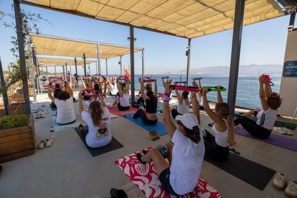 Körfez manzarasında spor keyfi… İzmir'de açık havada ücretsiz pilates ve zumba