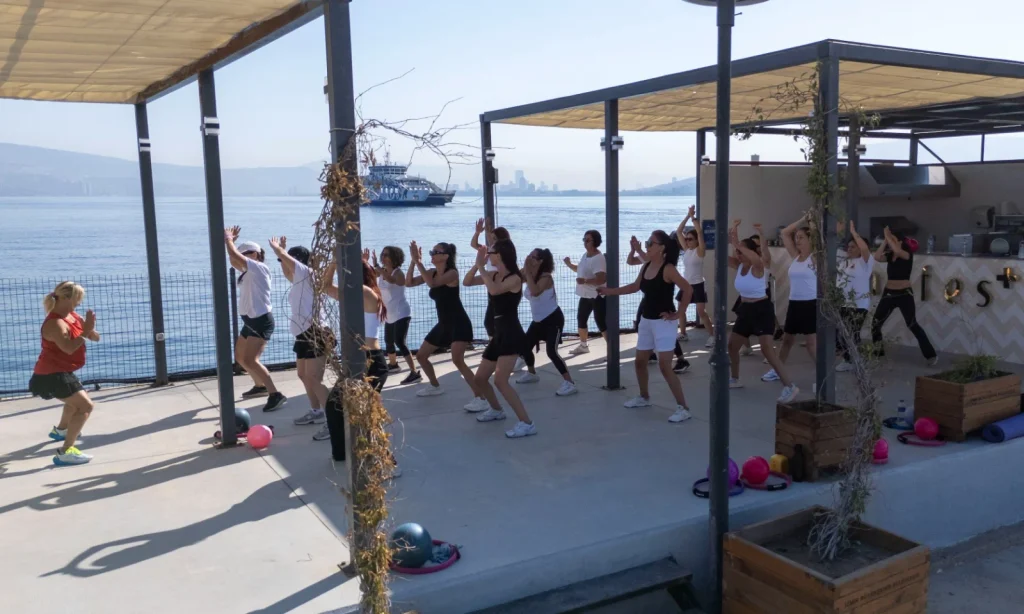 Körfez manzarasında spor keyfi… İzmir'de açık havada ücretsiz pilates ve zumba