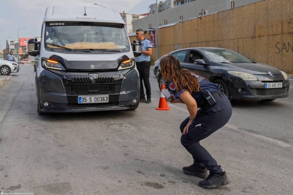İzmir'de servislere mercek; sıkı denetim: Son bir yıllık denetim bilançosu açıklandı 3 İzmir'de servislere mercek; sıkı denetim: Son bir yıllık denetim bilançosu açıklandı