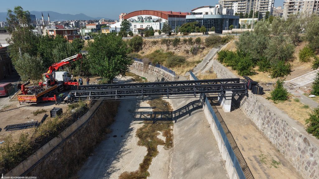 Karşıyaka'da yaya ulaşımına büyük kolaylık: 10 dakikalık yol 1 dakikaya iniyor