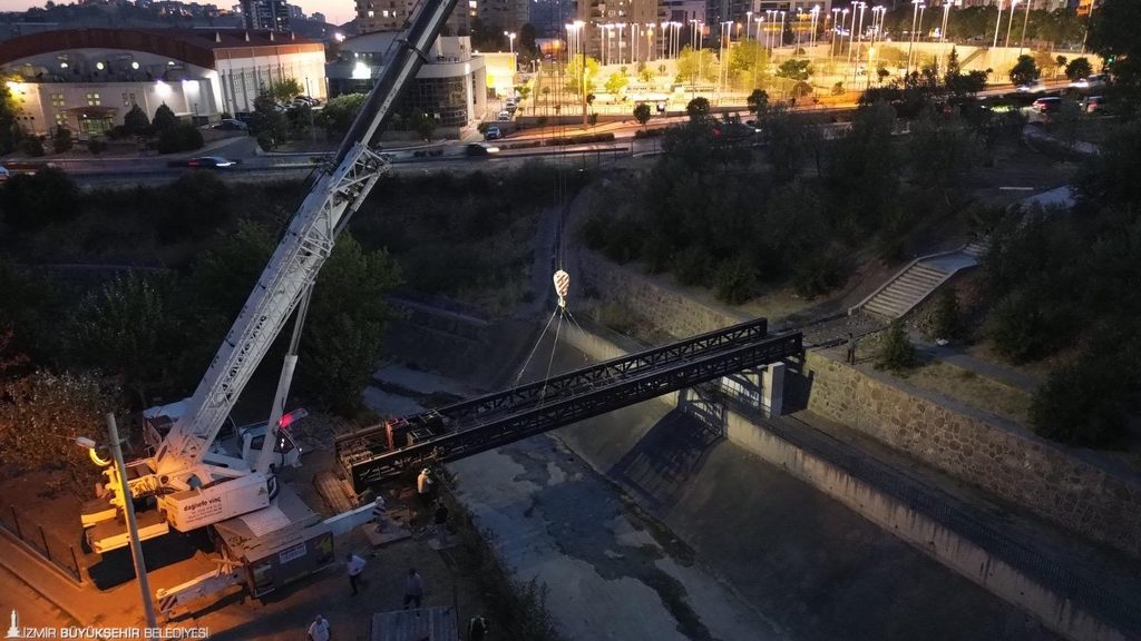 Karşıyaka'da yaya ulaşımına büyük kolaylık: 10 dakikalık yol 1 dakikaya iniyor