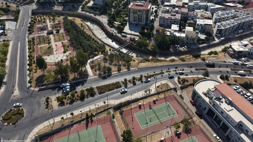 Karşıyaka'da yaya ulaşımına büyük kolaylık: 10 dakikalık yol 1 dakikaya iniyor