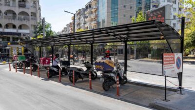 Bornova Belediyesi, Küçükpark’taki trafik yoğunluğunu azaltmak amacıyla kurduğu Motokurye Parkı’nın