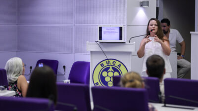 Buca Belediyesi'nin düzenlediği seminerde konuşan Psikolog Pelin Ekemen Sakar, ebeveynleri