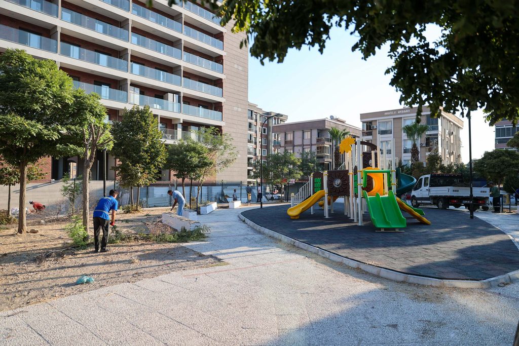 Buca’nın park ve yeşil alanlarında kapsamlı bakım hamlesi 3 Buca’nın park ve yeşil alanlarında kapsamlı bakım hamlesi