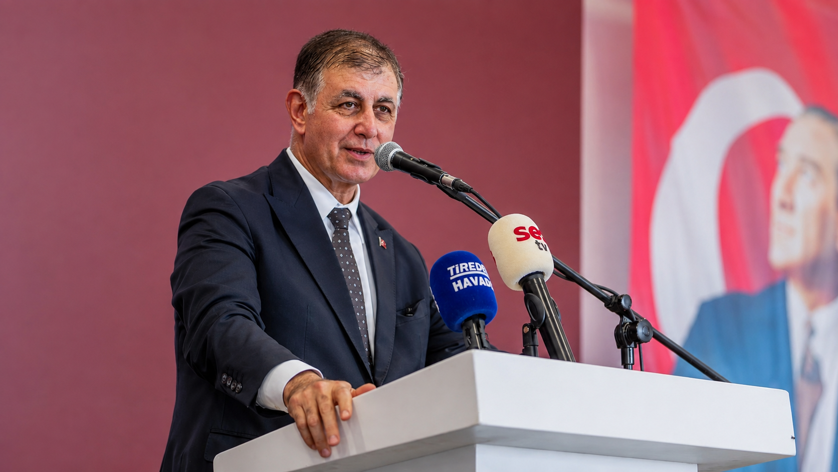 Son günlerde AK Parti'ye katılacağı yönündeki iddialarla gündemden düşmeyen İzmir