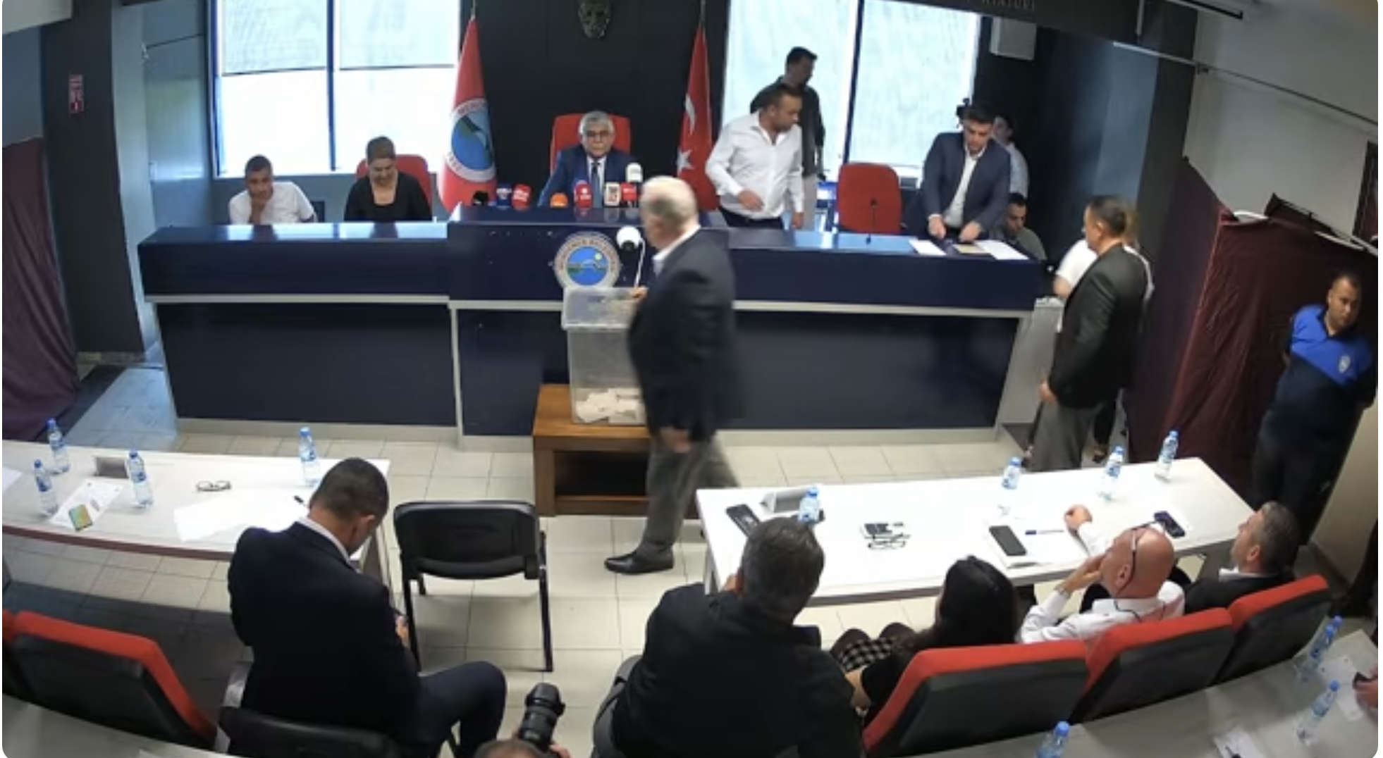 Menderes'te sular durulmuyor: Şirzat Peker istifa etti 1 Menderes'te sular durulmuyor: Şirzat Peker istifa etti