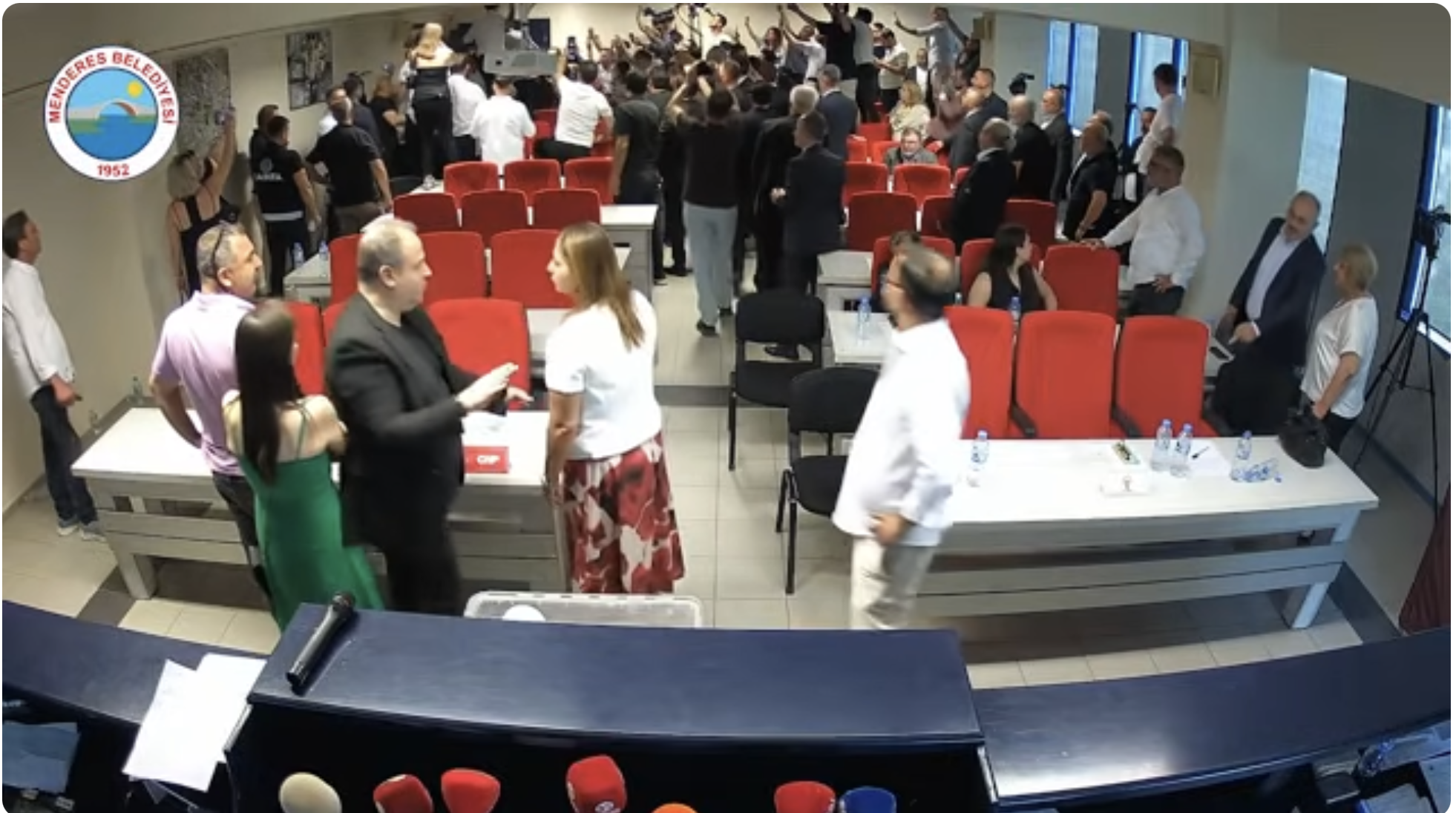 Menderes'te üçüncü turda arbede: Oturuma önce ara, sonra devam kararı